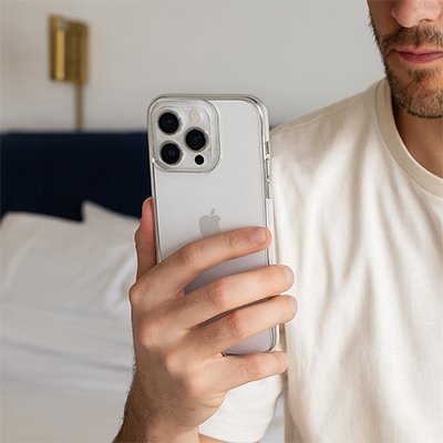 Coque transparente corps complet en main droite