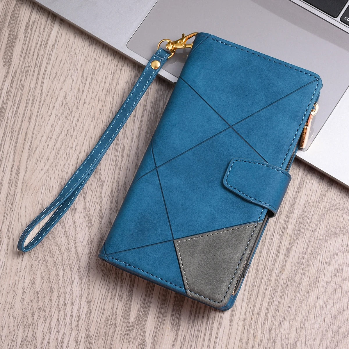etui telephone bleu sur table bois