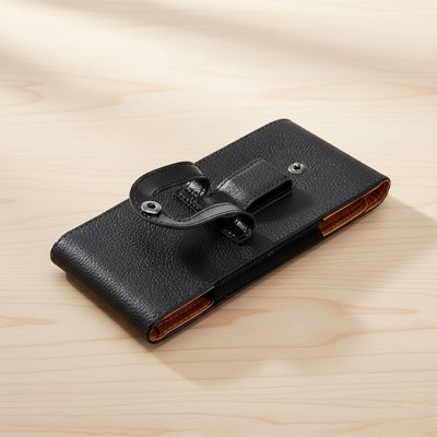 Etui telephone noir vertical sur table bois