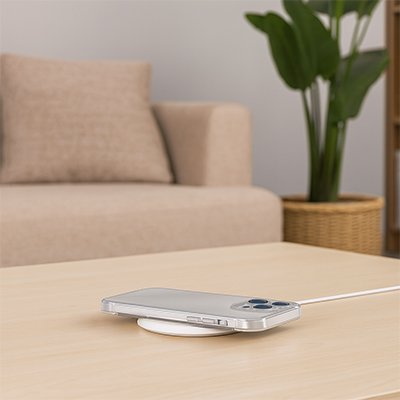 coque transparente corps complet sur table bois