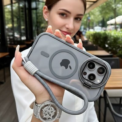 coque transparente grise style moderne en main gauche