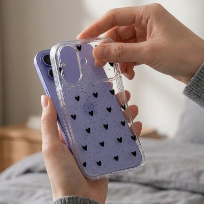 coque transparente motif petits cœurs noirs répartis en mains