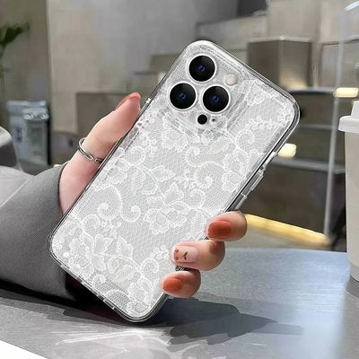 coque transparente nacree en mains de femme