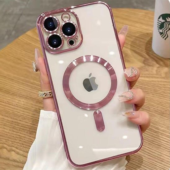 coque transparente rose cristallin en main gauche