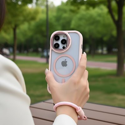 coque transparente rose style moderne en main droite