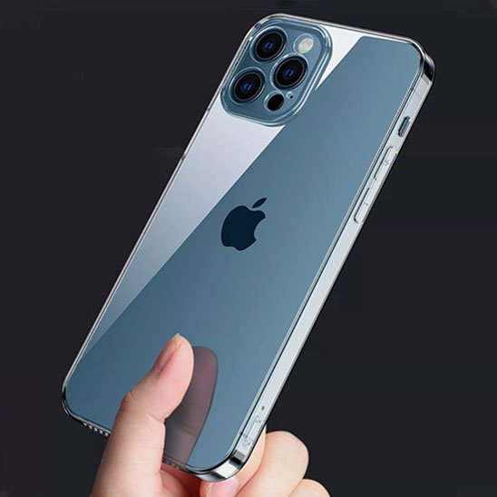 coque transparente silicone en main gauche