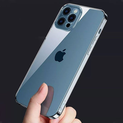 coque transparente silicone en main gauche