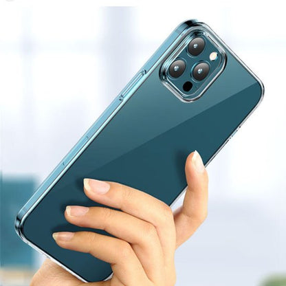 coque transparente silicone en main