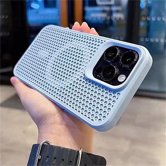 etui telephone bleu clair en main