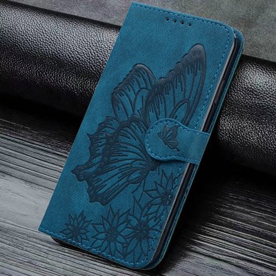 etui telephone bleu motif papillon posé sur table bois