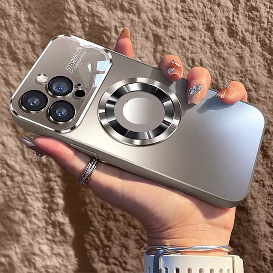 etui telephone​ gris en main