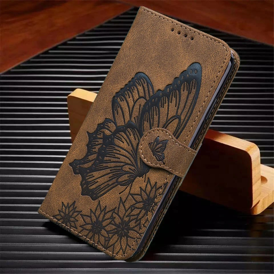 etui telephone marron motif papillon table bois