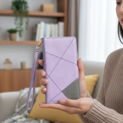 etui telephone mauve en mains