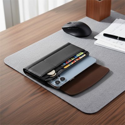 etui telephone noir horizontal sur table bois