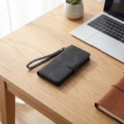 etui telephone noir sur table bois clair