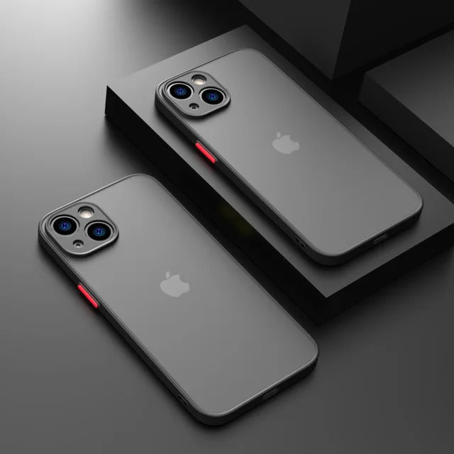 etui telephone noir sur table noire