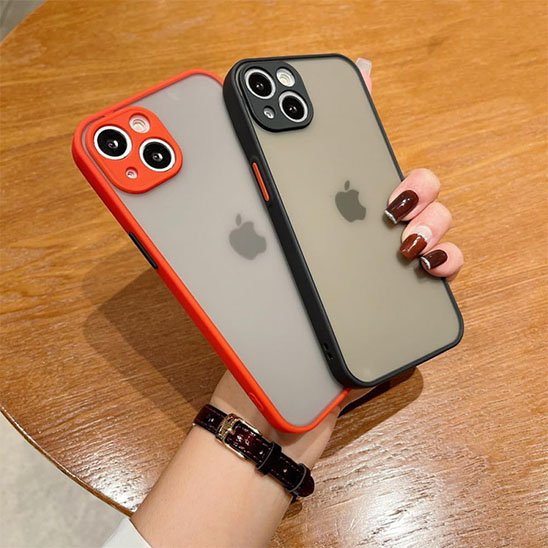 etui telephone​ orange et noir en main 