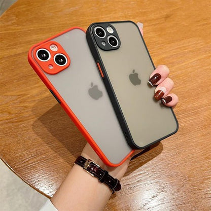 etui telephone​ orange et noir en main 