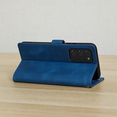 etui telephone ouvert sur table bois