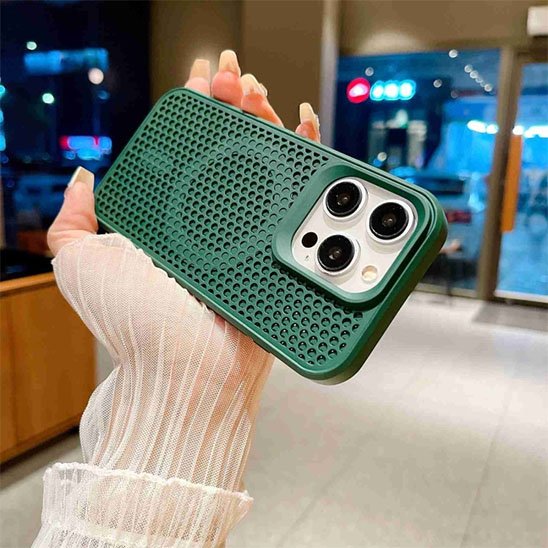 etui telephone vert fonce en main