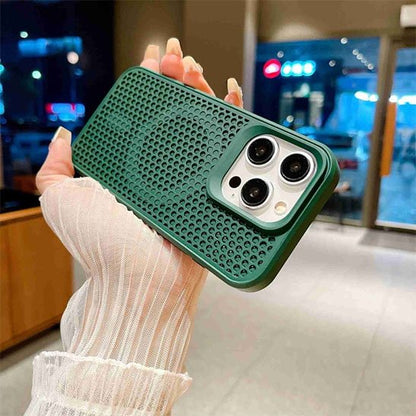etui telephone vert fonce en main