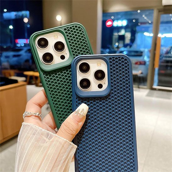 etui telephone vert fonce et bleu fonce en main