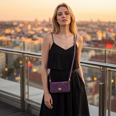 etui telephone violet en bandouliere