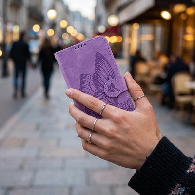 etui telephone violet fermé motif papillon en main