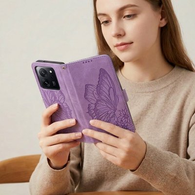 etui telephone violet ouvert motif papillon en mains