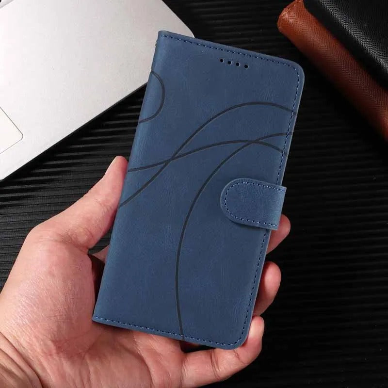 etui telephone bleu en main